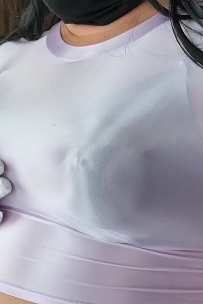 Prekrasna i seksi prozirna majica od spandexa i crni grudnjak sa šiljastim sisama