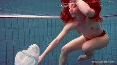 La ragazza di nuoto subacquea Alice Bulbul