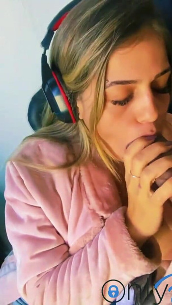 كانت هوتي من icegirxx تلعب لعبة وأخطأت فقط للحصول على مص زب وأكل كسها | مقطع 1