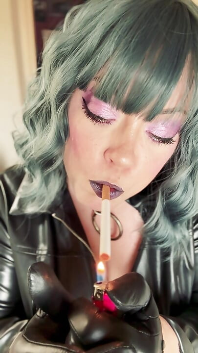 BBW Gospodarica Tina Snua u koži i rukavicama puši 2 cigarete od pluta - Gospodarica koja puši u rukavicama