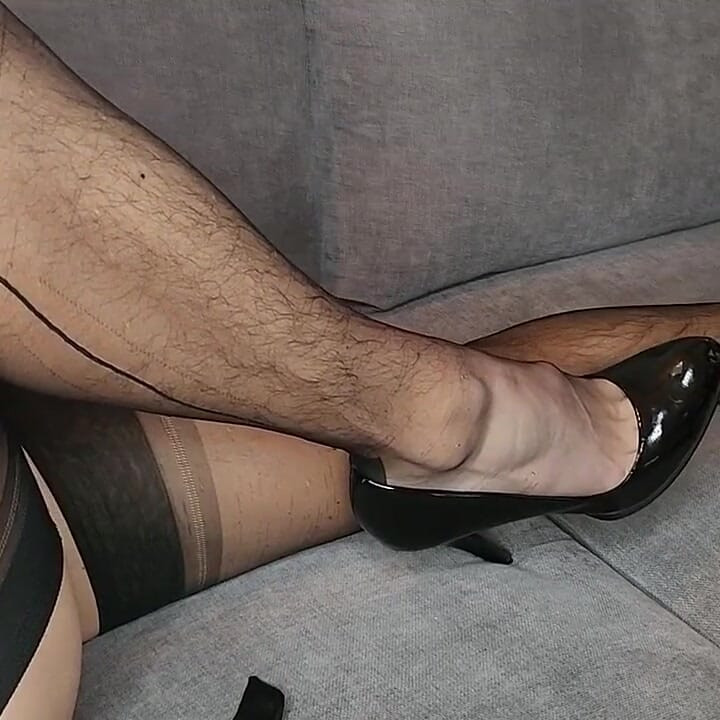 Не дает дойти до оргазма в черном нижнем белье