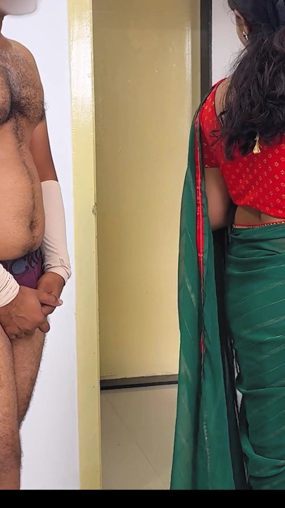 Komal's house guest had come, he was bathing and wearing underwear, so Komal came from behind and Dalwale in the pussy | Clip 1