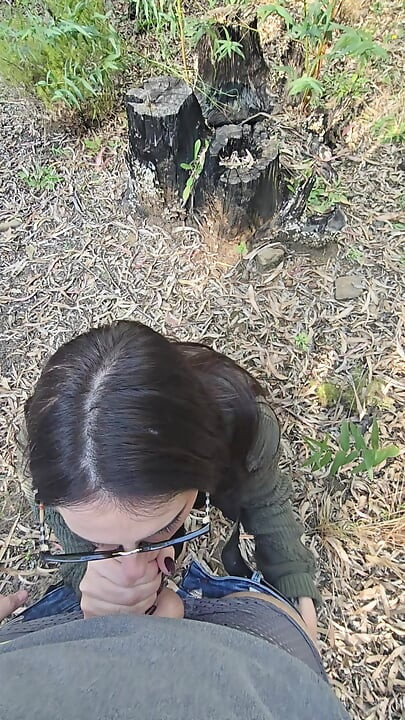 MILF amatur berkongkek dan menghisap di hutan di sebelah jalan untuk dilihat semua