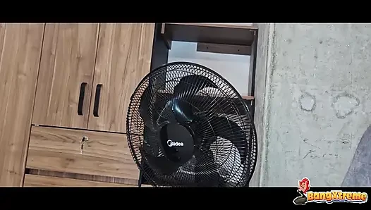 Büyük götlü siyah bir kadın hayranını sikmeme karşılık benimle seks yapıyor