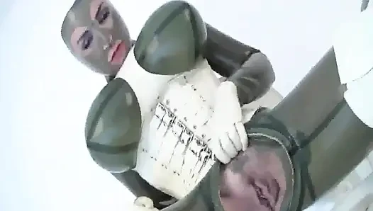 Дымящаяся писающая шлюшка