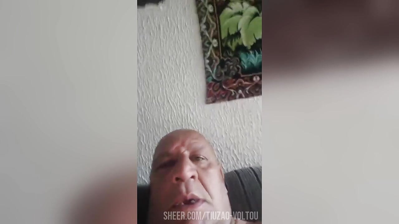 ENFERMERA DESPUÉS DE LAS HORAS DE TRABAJO