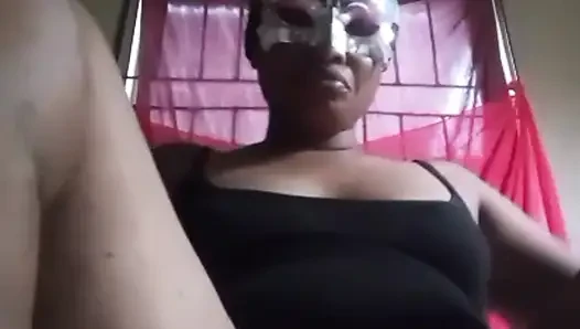 Schöne schwarze frau, die sich berührt