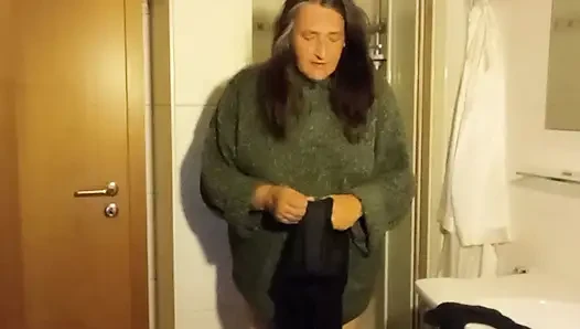Her gün dışarı bak - Eva banyoda doğal Rubens figürünü gösteriyor