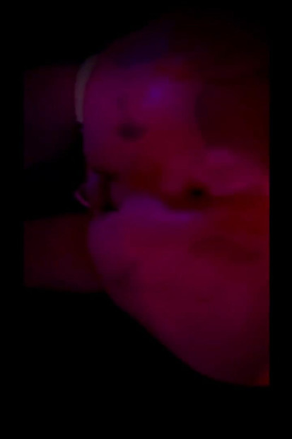 Sissy jaše dildo od lignji i jebe je nasumični crni kurac s Grindra