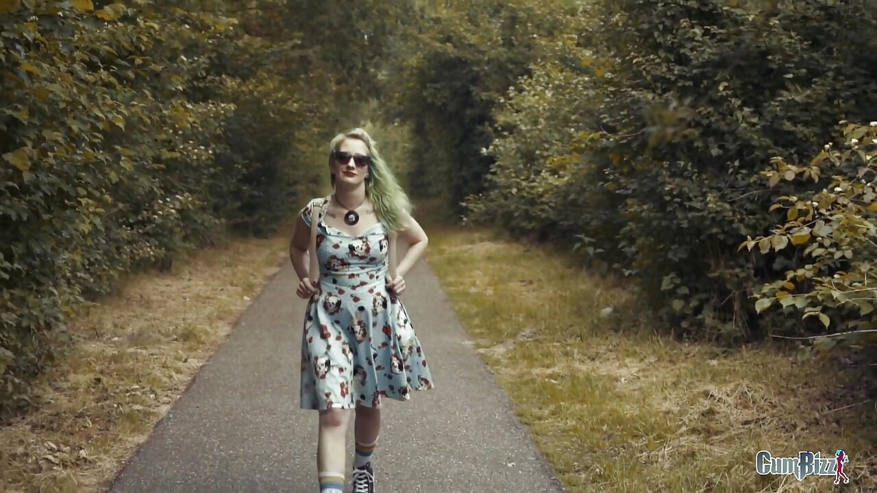فتاة جامعية شقية تمشي في الغابة سيئة السمعة المليئة بالمتعري