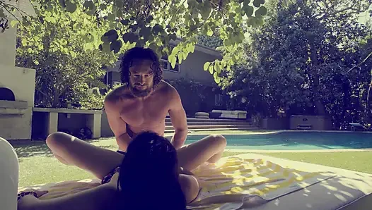 Intim sama cowok penjaga kolam renang - closer - film forplay