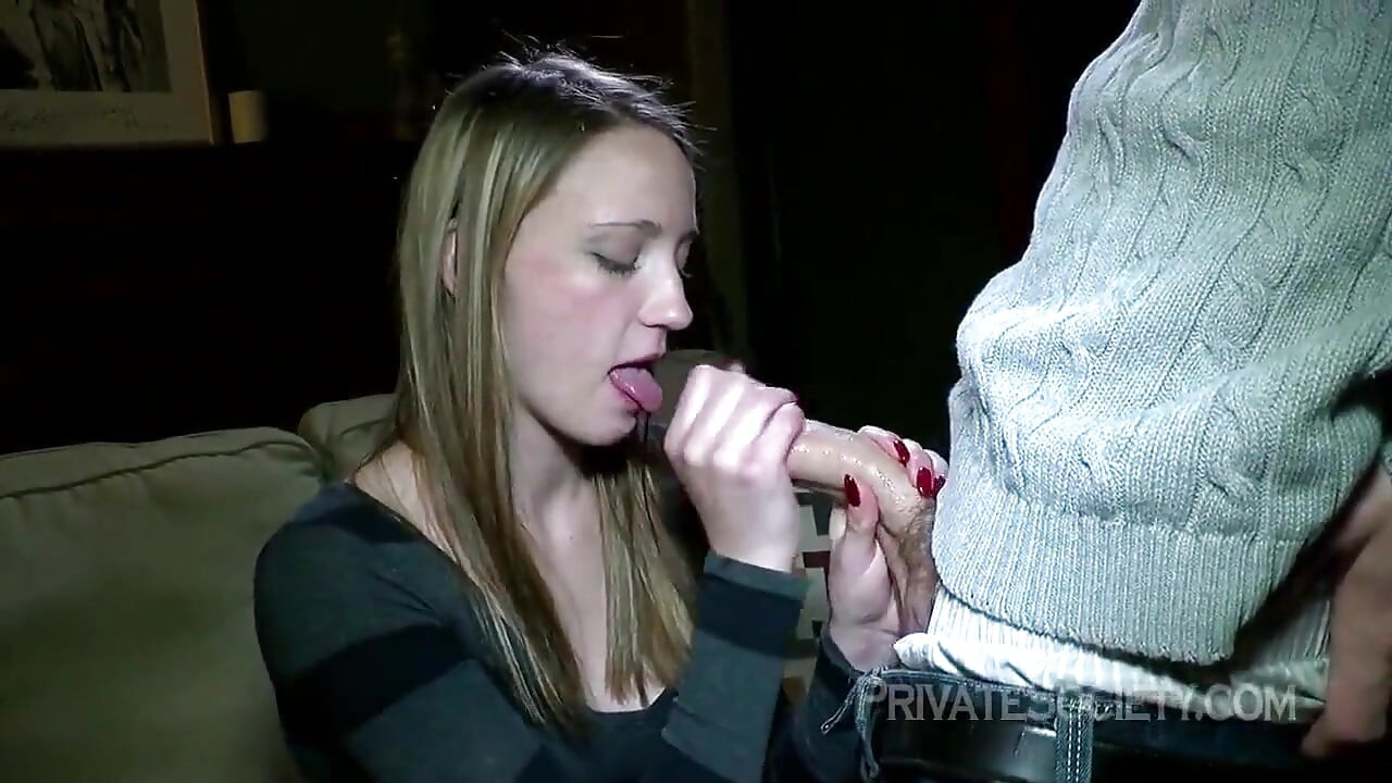 Een mooie in kont geneukte blondine