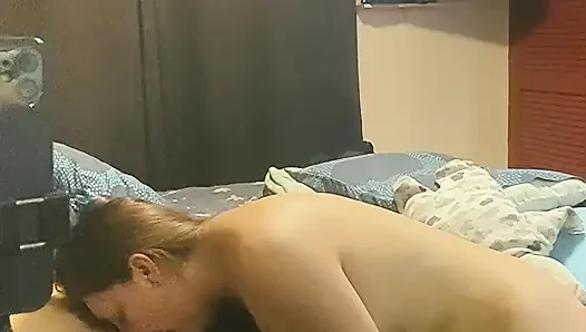 Sexy Latina springt auf einen Schwanz und gibt einen Deepthroat-Blowjob