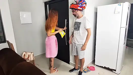 Gadis ini lagi sendirian dengan handuk mandi dientot sama cowok pengantar barang!