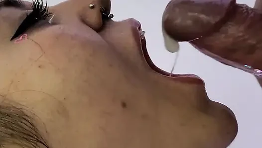 Tüm yarağını ağzıma soktum ve tüm sütü yutmak için dışarı çıkarıyorum!