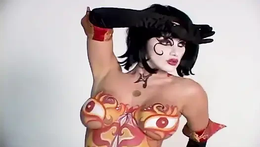 Brittany Andrews удивительный бодиарт Dragon соблазняет дымом!