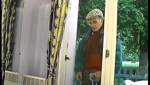 Sapık dedenin görünüşünden heyecanlanan bir çift