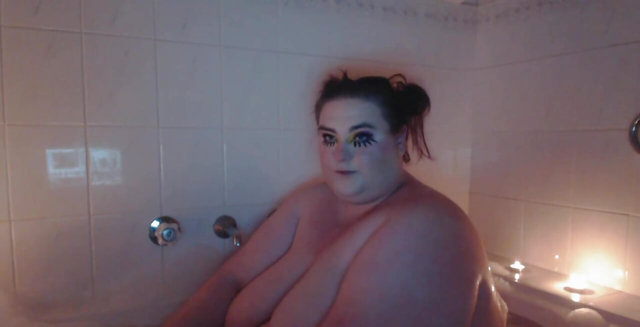 Join me in the bath! I lit some candles, made bubbles and treated myself to a long, hot orgasm! Arent I adorable?