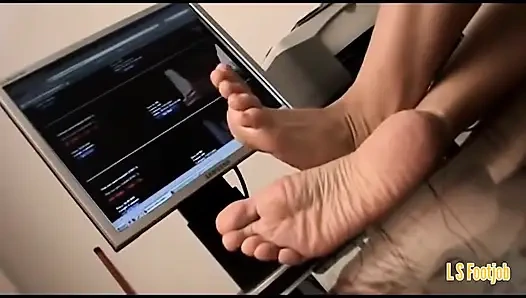 Cewek sange ini lagi asik nyepong kontol di meja kaca sebelum footjob