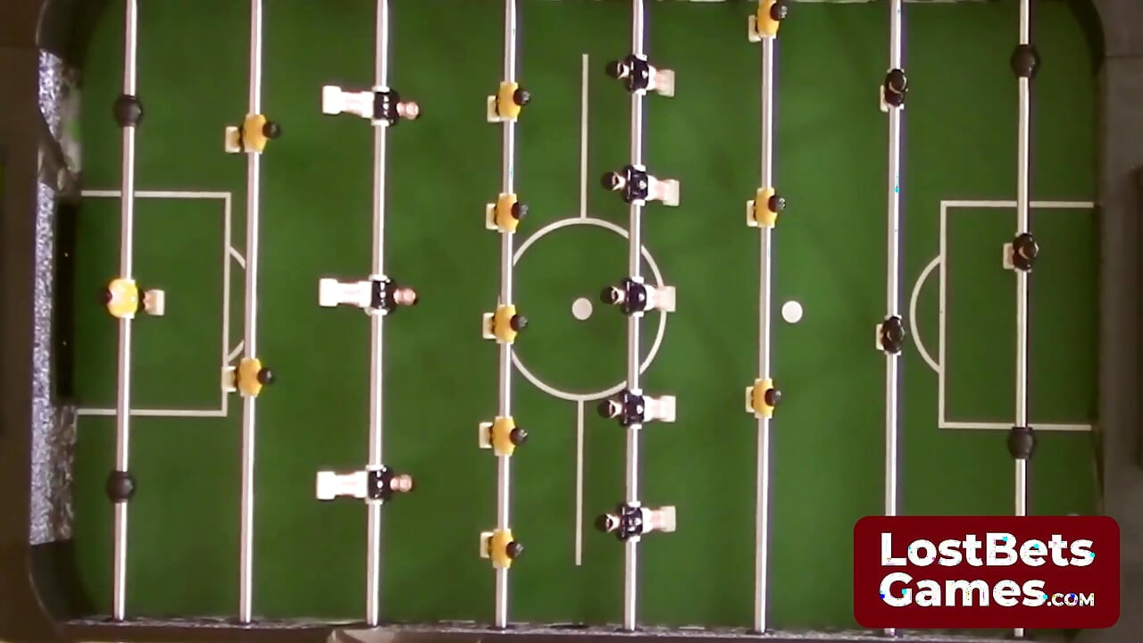 Ett Strip Foosball-spel lovar en smisk behandling i slutet
