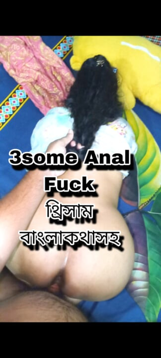 Muž i žena dijele trenutak s prijateljem i uživaju u romantičnom trenutku