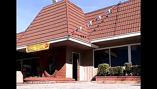 Cewek nakal rambut pirang ini lagi asik nyepong kontol di kamar mandi