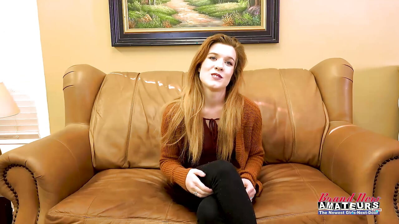 A gostosa ruiva do Papai Noel, Keaton, se masturba e chupa um pau no leite!