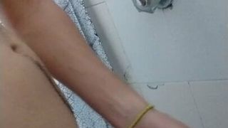 I'm taking a bath and I want to be seen masturbating