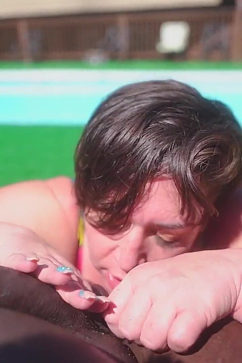 Semaj Media bbw Kylie szeret faszt szopni a medence mellett!