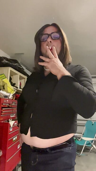 Crossdresser gordinho a fumar