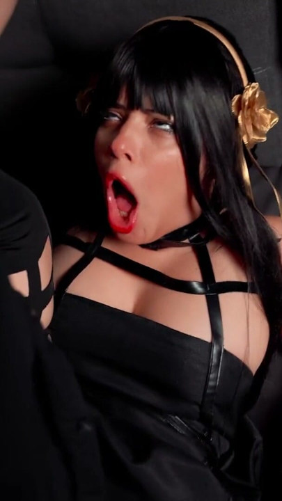 Yor Forger getting down and dirty! - Anime Dakimakura Pillow cosplay review | Clip 3