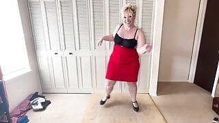 खूबसूरत विशालकाय महिला 80 के दशक के संगीत के लिए नाचती और स्ट्रिप्स करती है जो अपने घुमाव दिखा रही है और अपने मोटे शरीर के वीर्य की उलटी गिनती को हिला रही है