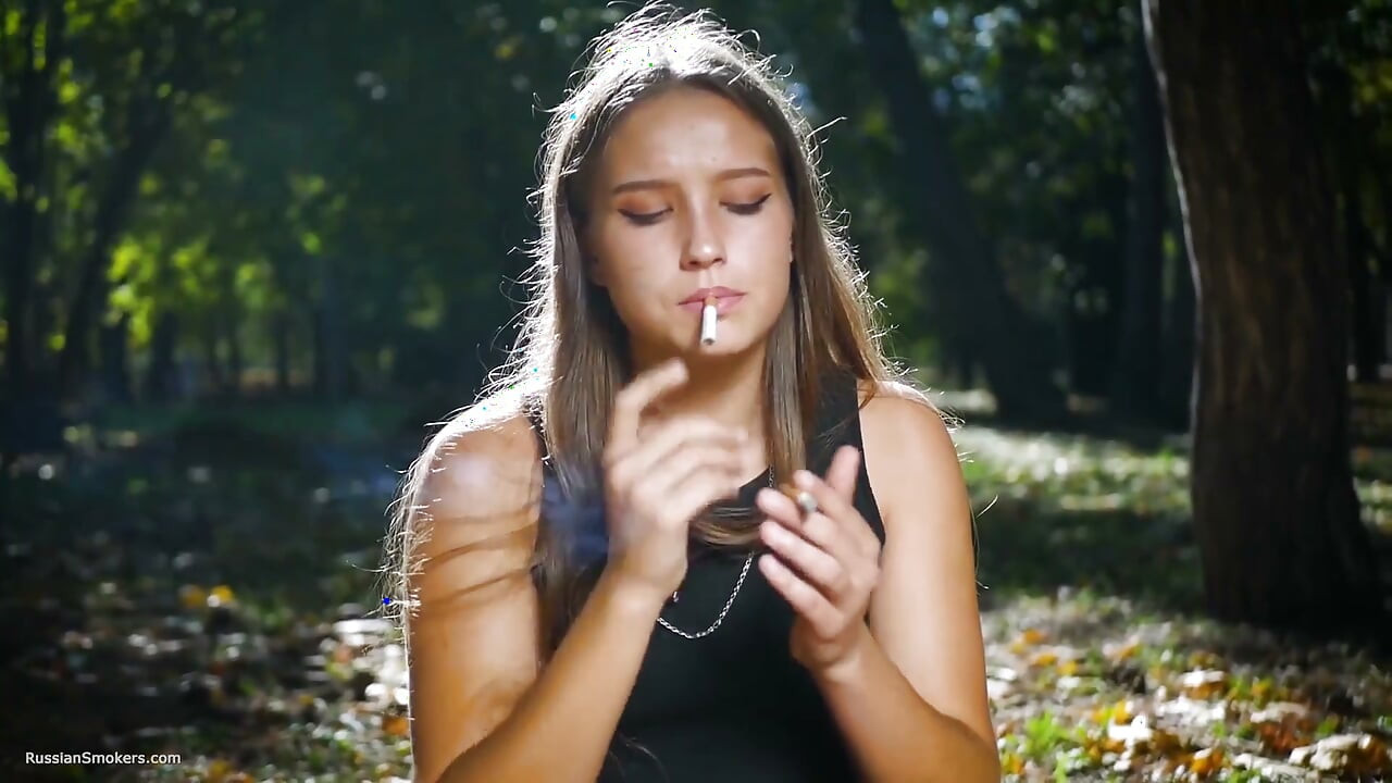 Seductora belleza rusa fumando cigarrillo en estudio