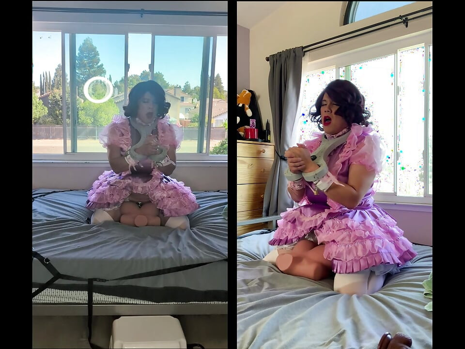 แม่บ้านน้องสาวซาตินสีชมพูขี่ของเล่นตุ๊กตาเย็ดของเธอขณะล็อค