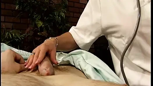 Dokter seksi rambut pirang lagi asik nyepong kontol sampai tenggorokan di pemeriksaan