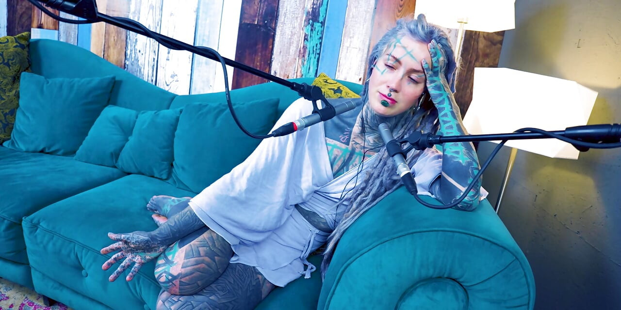 Eu falo sobre S - Shame - podcast ASMR SFW falando gótica magrinha menina dreadlocks tatuagem modelo tatuada menina