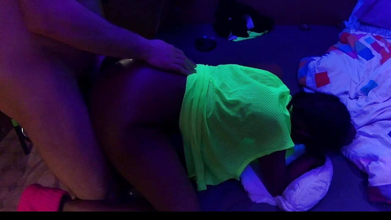 Preta magra chupa fundo antes do sexo anal de quatro na cama - posição de foda de quatro