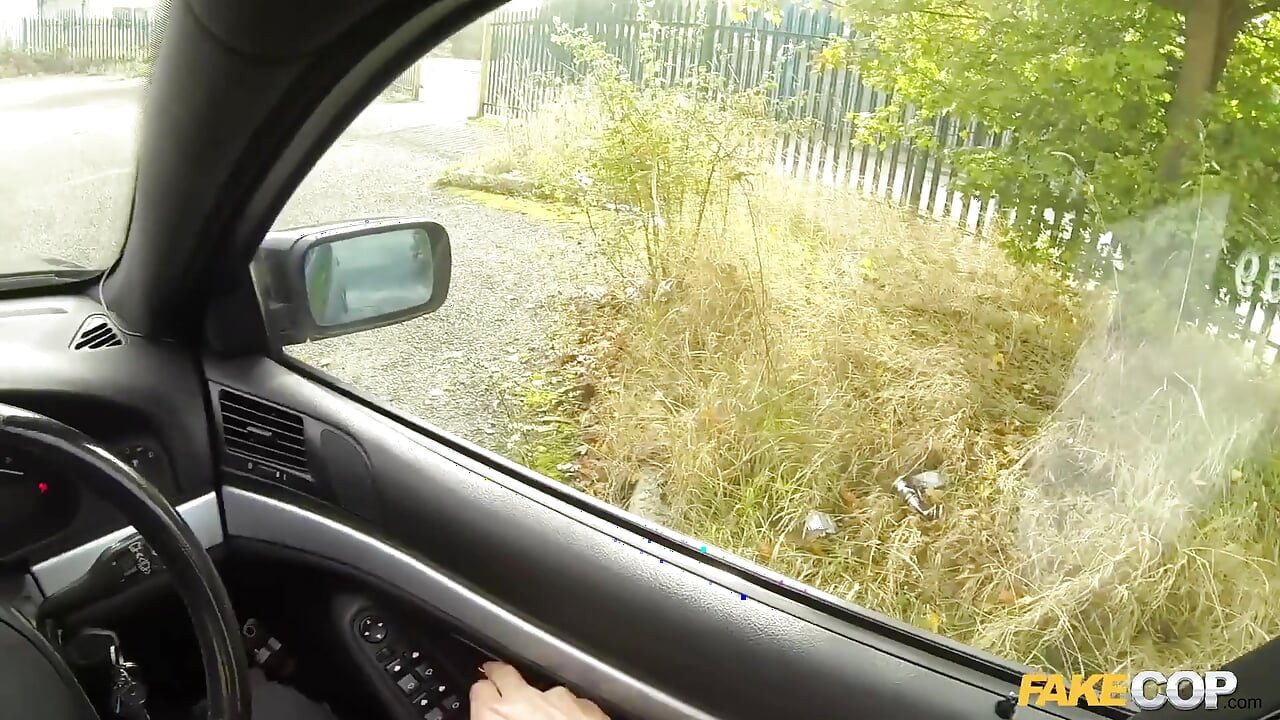 Fake cop - heiße radfahrerin mit dicken titten und süßem arsch nimmt eine große ladung