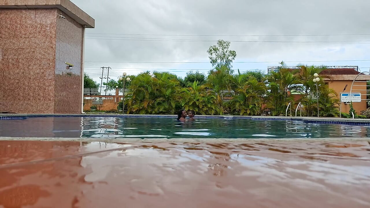 Sperma schwimmen im pool, harter sex im wasser, doppelter orgasmus