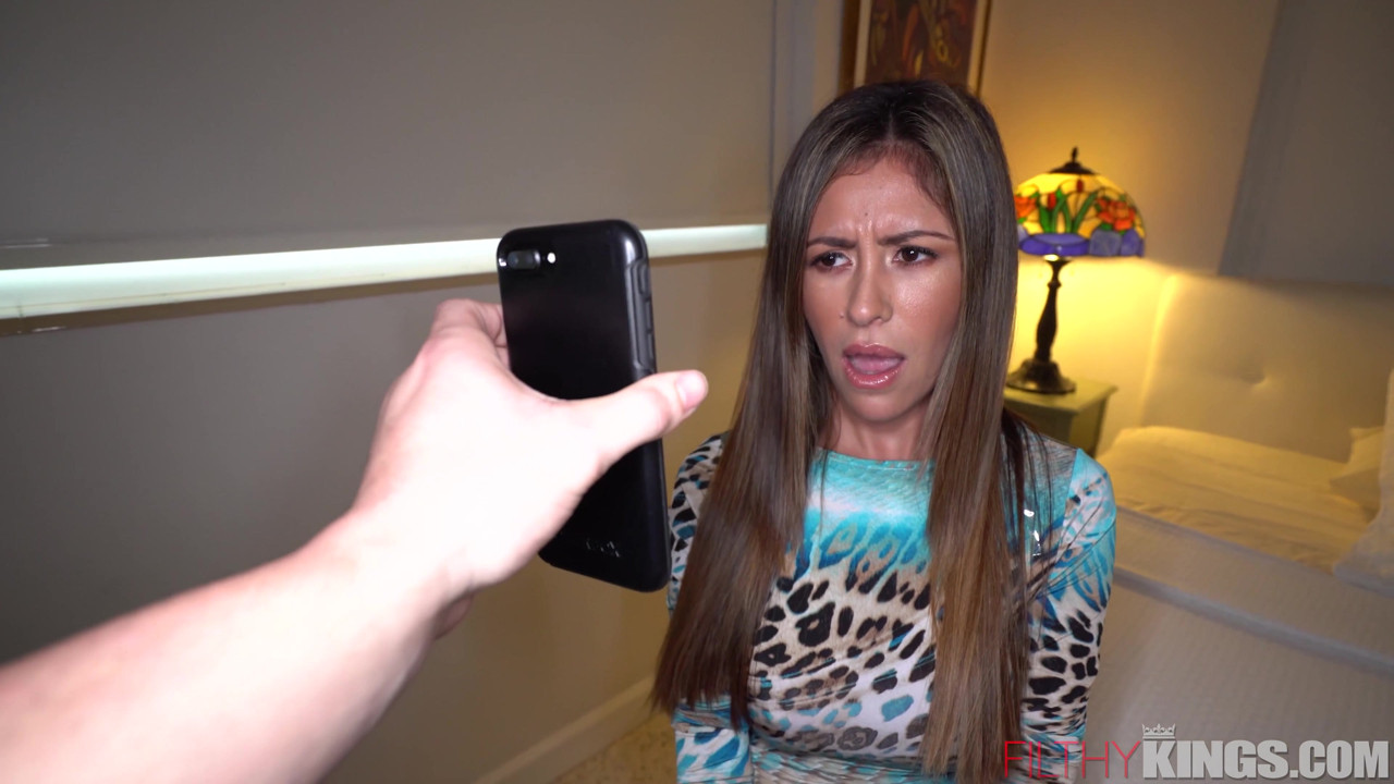 セクシーなラテン熟女が継息子にセクシングされる