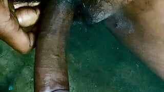Indische Desi jongen masturbeert en komt voor het eerst klaar