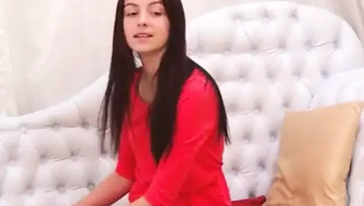 Gadis remaja rambut cokelat pamer kaki