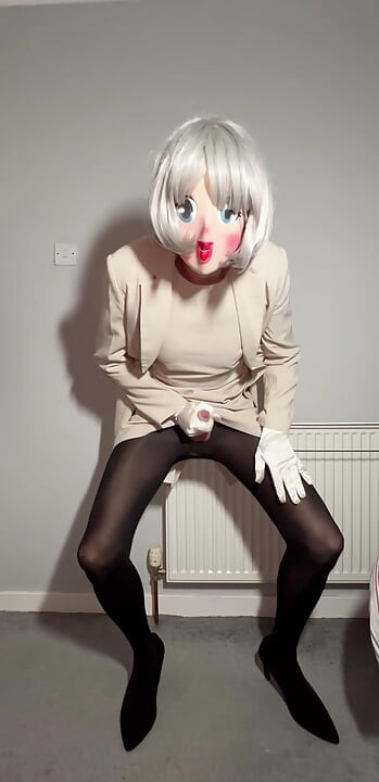 Sissy crossdresser con un traje de cambio