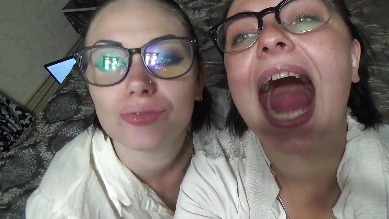 Deux femmes d'affaires vous taquinent avec leurs bouches et leurs langues avant de vous manger en entier !