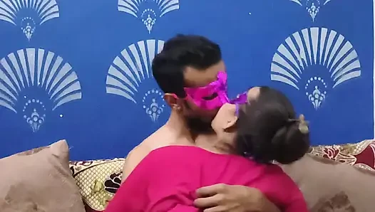 Hintli ev hanımının yatak odasında emiyor