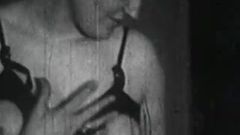 Rokend stel wordt ondeugend met touwen (vintage uit de jaren 50)