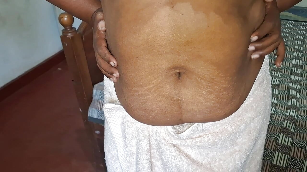 Une femme salope se mouille et montre ses seins