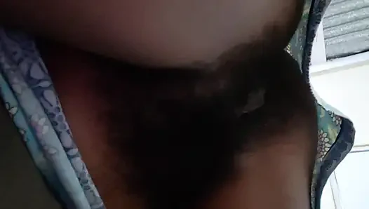 Для того чтобы показать мне свою большую киску и помастурбировать, милая мачеха снимает ее нижнее белье дважды