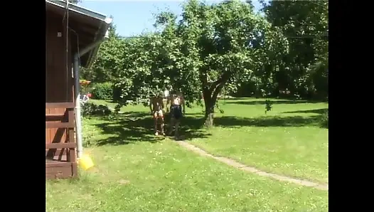 Dua pelacur muda dientot dan dicrot di toket aduhainya sama dua kontol besar