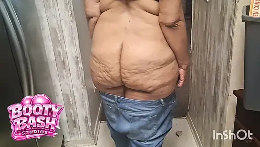 Büyük götlü iri güzel kadın anal kraliçe memelerini gösteriyor